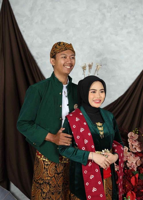 Mass Image Compressor Compressed this image. https://sourceforge.net/projects/icompress/ with Quality:35